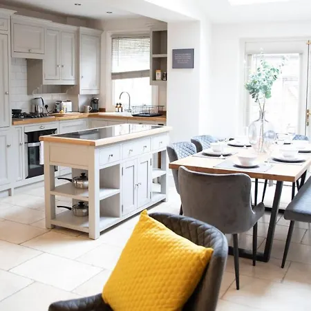 Dom wakacyjny 35 Grosvenor Terrace - 3 Bed Sleeps 6, 5 Min Walk From Centre *